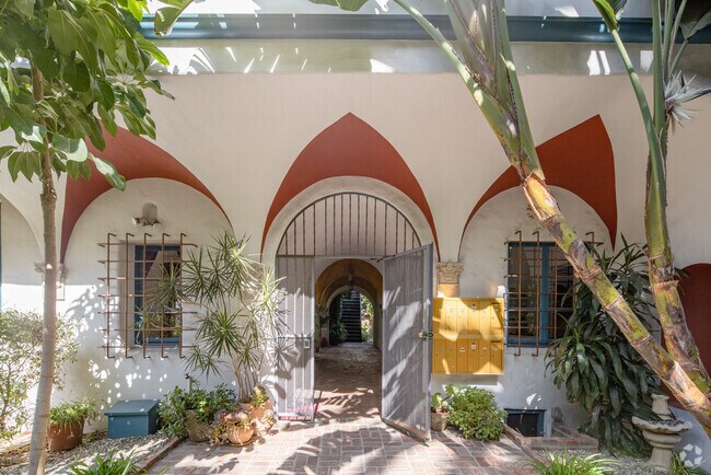 Entrada a los apartamentos - La Villa Valentino, LLC