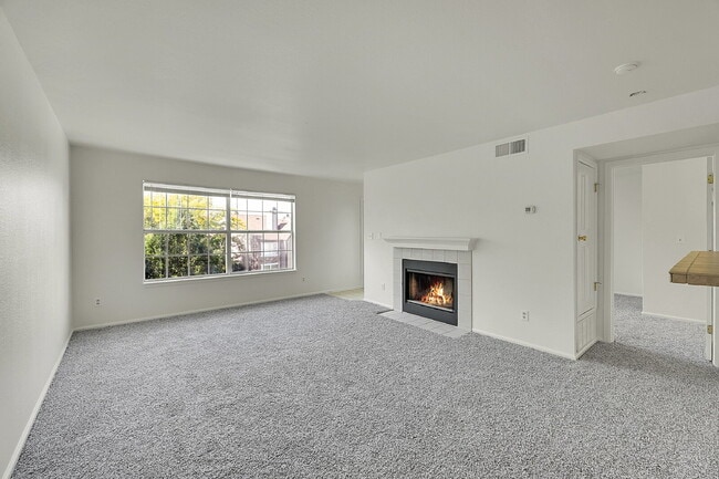 Building Photo - $1,595.95, 1 Bed, 1 Bath Condo in Englewood with Cozy Fireplace!
