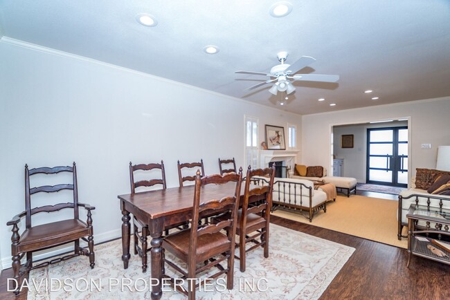 Building Photo - 2 br, 1 bath House - 1430 Nacogdoches #11