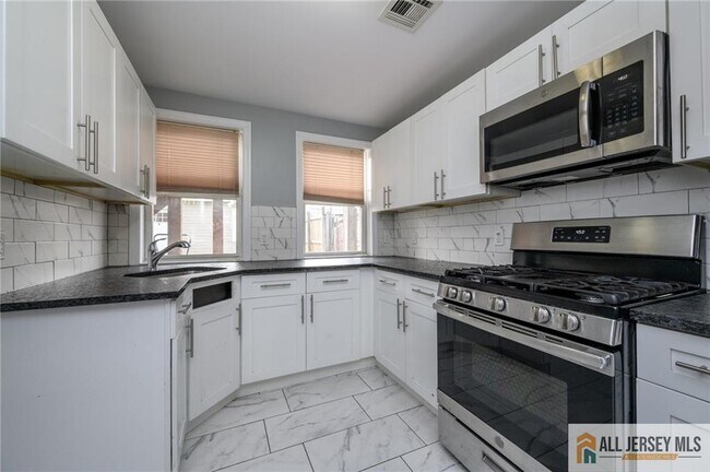 Building Photo - 305 Pershing Ave