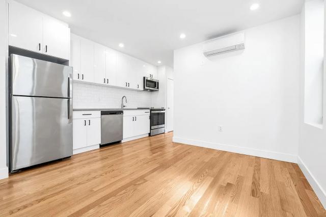 Foto principal - 3 bedroom in Queens NY 11106