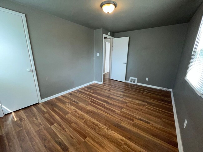 Building Photo - 4 Bedroom/ 1.5 Bathrooms in Kansas City!