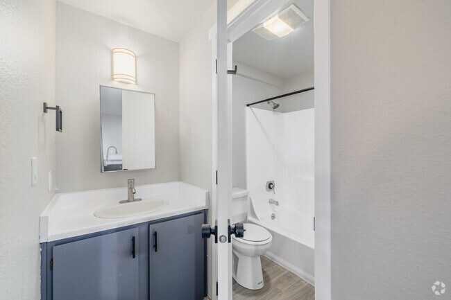 2 habitaciones, 1 baño - 542 pies cuadrados - Baño - Cedar Apartments