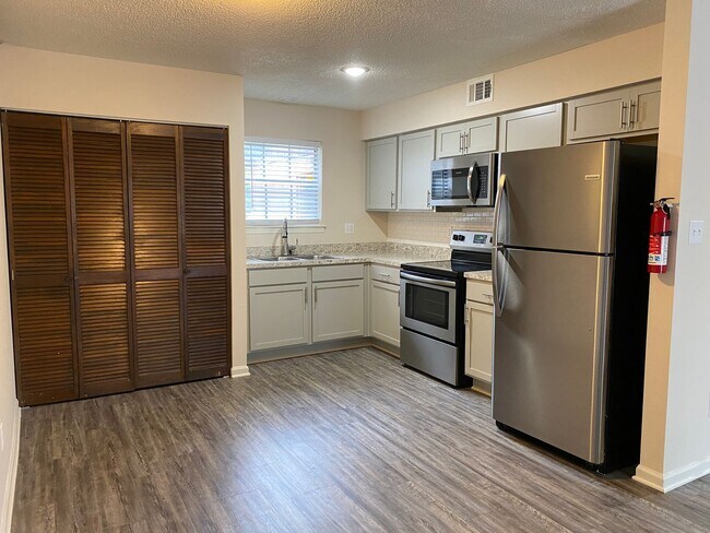 Building Photo - 2 bedroom/1 bath condo with off-street par...