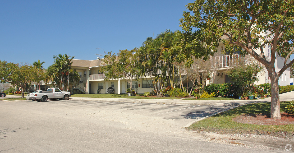 Primary Photo - Vista Court Apartments