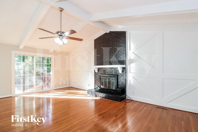 Foto del edificio - 4923 Shady Pine Dr