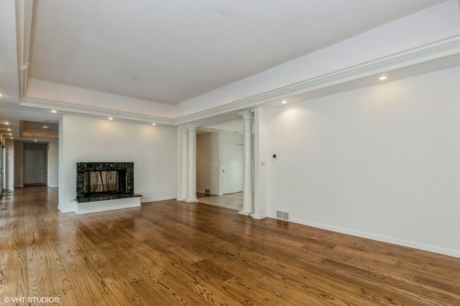 Foto del edificio - 1577 N Green Bay Rd