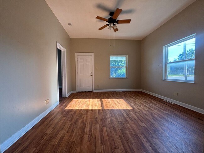 Foto del edificio - Spacious clean 5 bedroom 2 full bath home ...