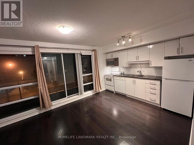 Photo du bâtiment - 2035 Sheppard Ave E