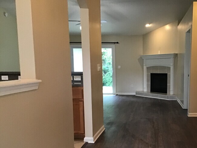 Building Photo - 2469 Royal Pointe Dr