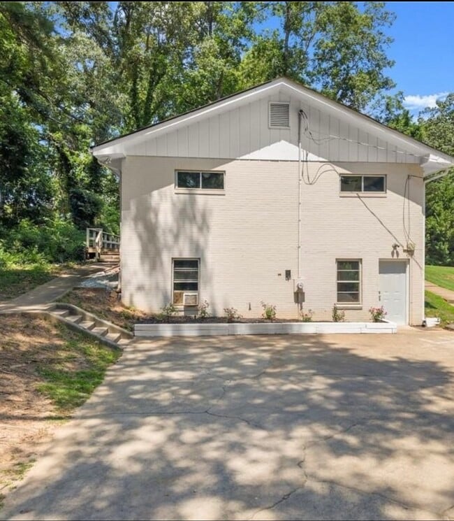 Building Photo - 1112 Riverside Ter