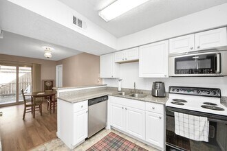 Building Photo - 10555 Turtlewood Ct