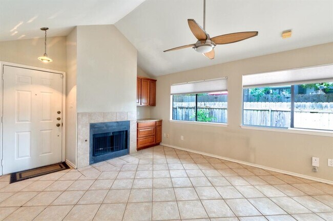 Foto del edificio - 1411 Gracy Farms Ln
