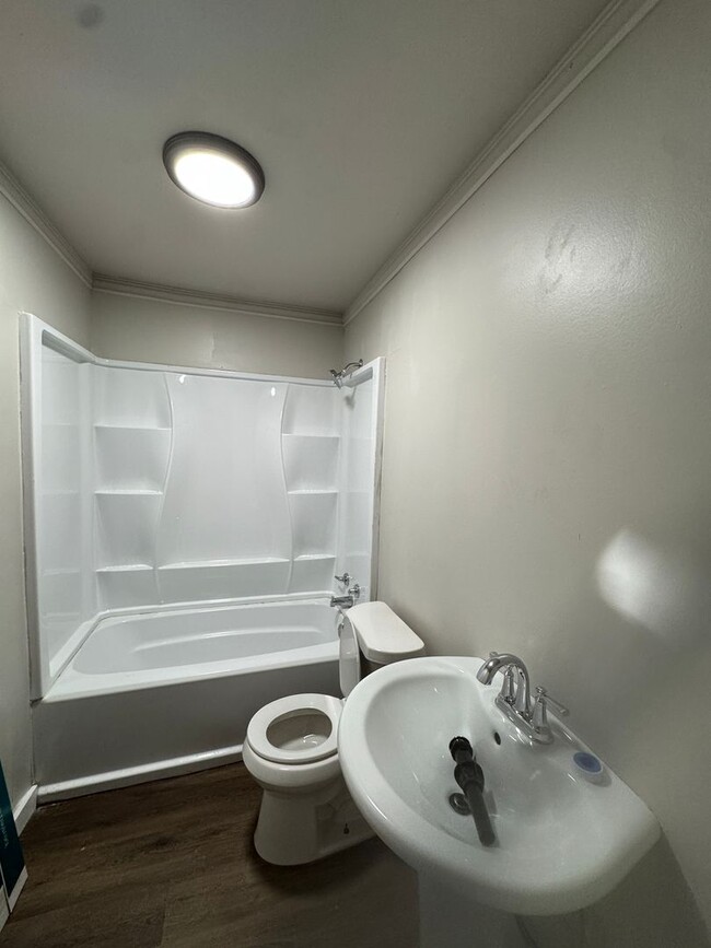 Building Photo - Newly updated 2 bed 1 bath