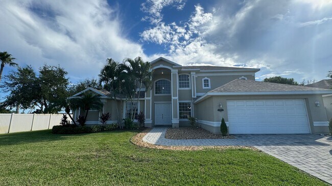 Foto del edificio - Gated 2-story single family home with pool in gated community, Tamarind Estates!!