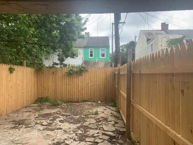 Building Photo - Semi-Detached With Yard Near Goode School ...
