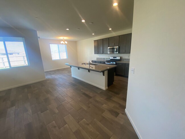 Foto del edificio - New 4 bedroom home available soon in Tulare!