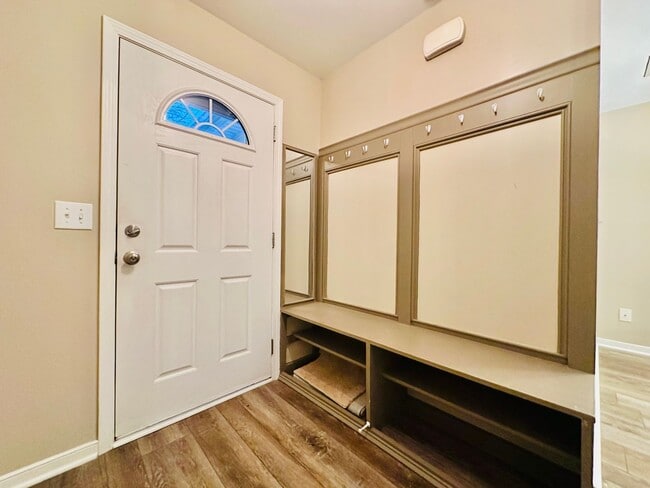 Building Photo - Spacious 3BD/2BA Home in Oak Park | Screened Porch | Large Backyard | 2-Car Garage