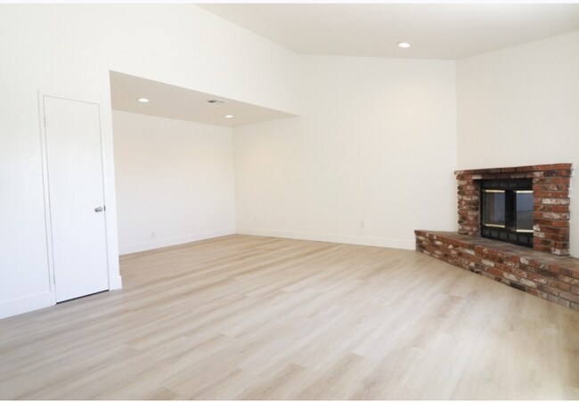 Building Photo - 15996 Muni Rd