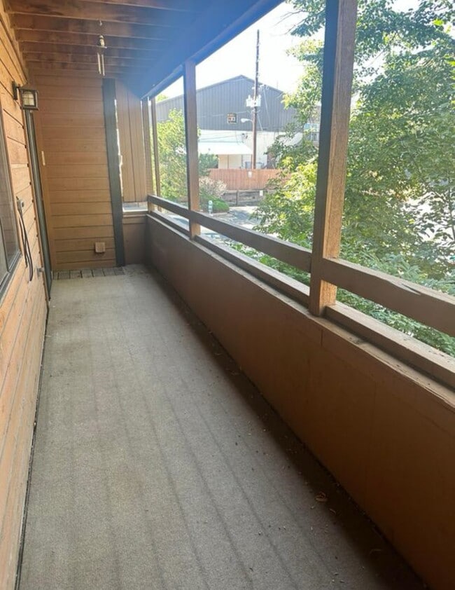 Building Photo - Available now! Great Condo in Great Location!