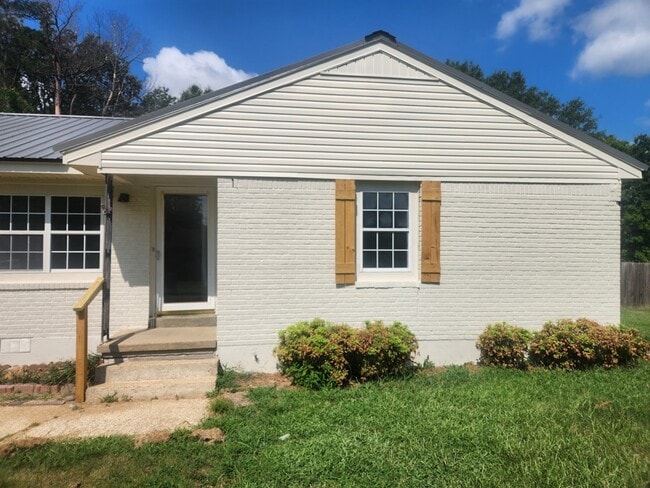 Building Photo - 709 Vassar Dr