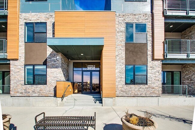 Foto del edificio - Absolutely! This home offers the perfect blend of luxury, convenience, and comfort.