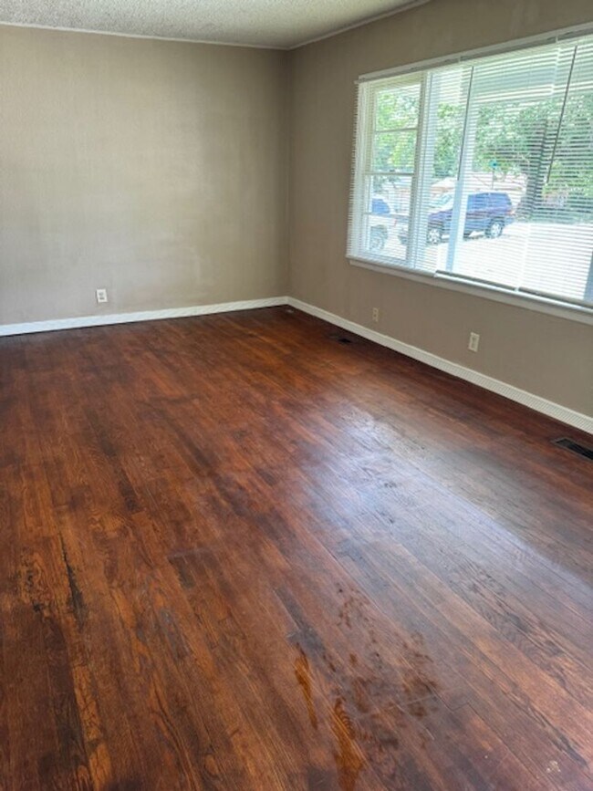 Foto del edificio - 1672 S Maple Ave