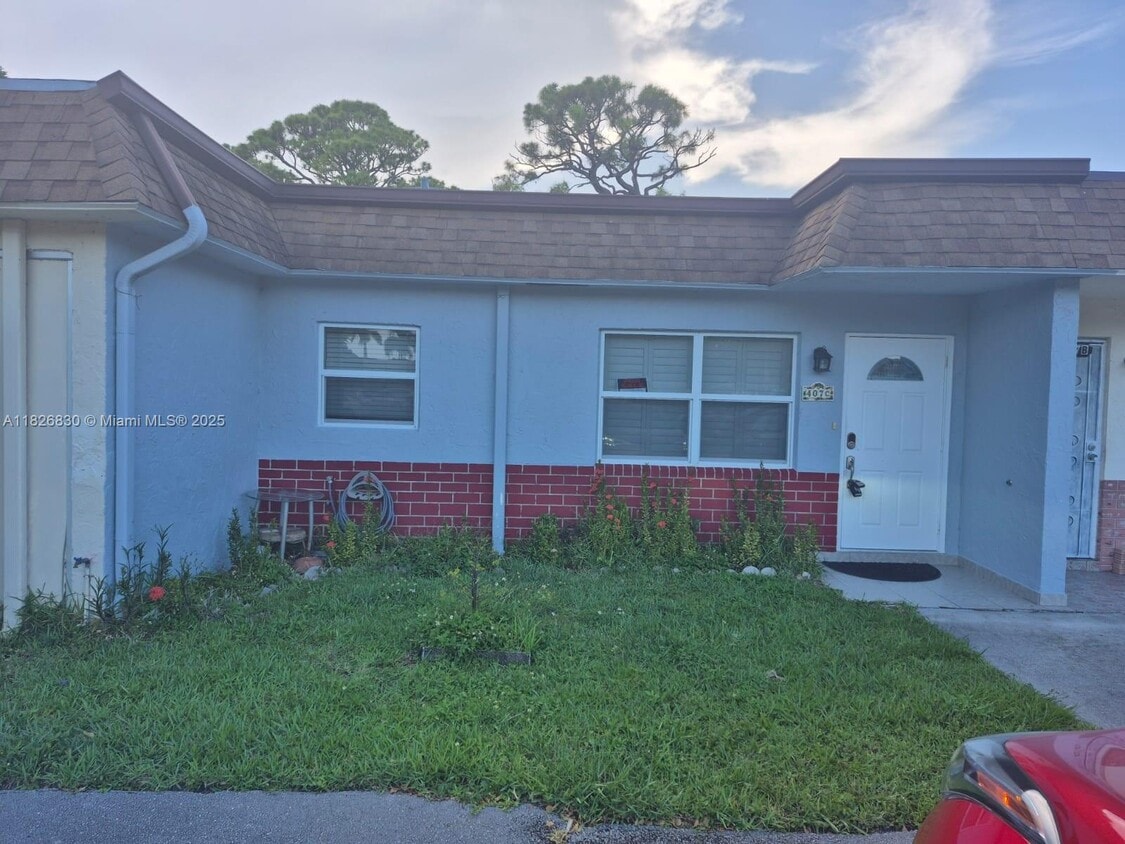 Primary Photo - 407 SW Natura Ave