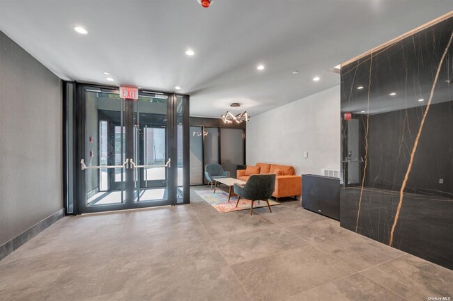 Foto del edificio - 108 Middle Neck Rd