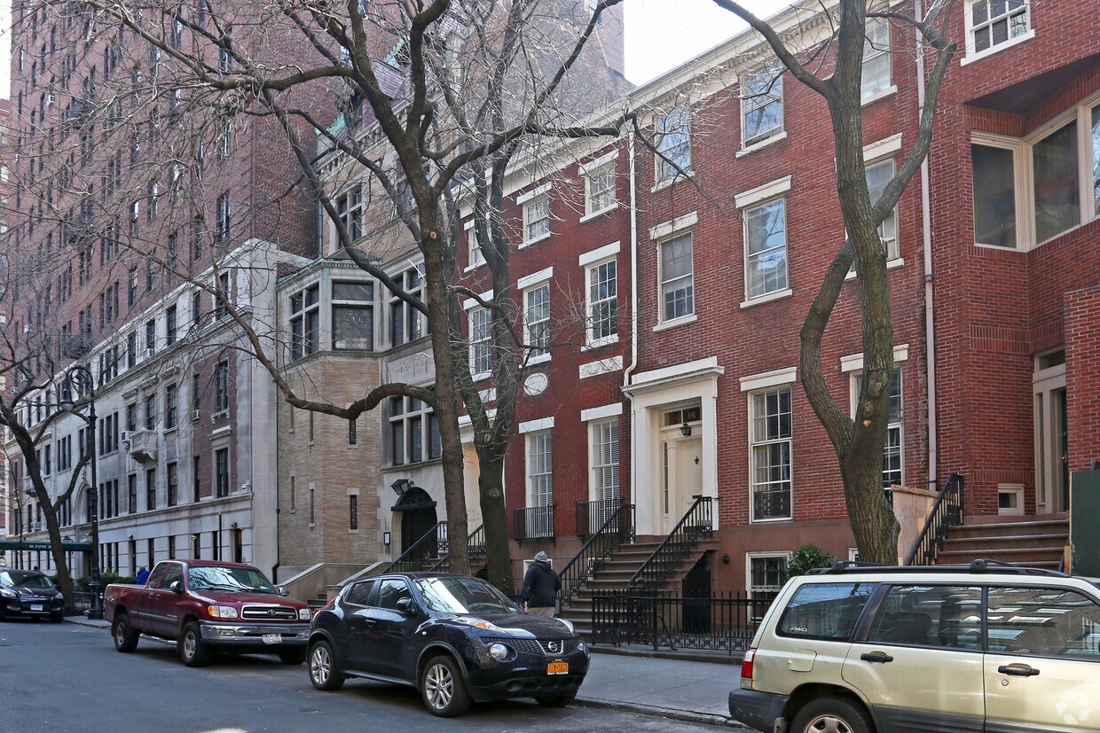 Building Photo - 14 W 11th St
