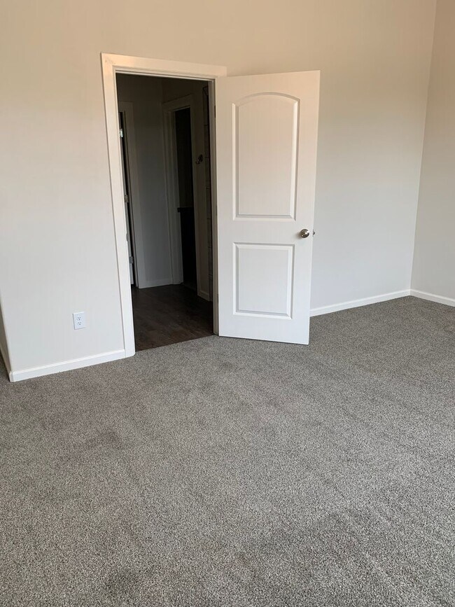 Foto del edificio - 3 bedroom, 2.5 bathroom, 2 car garage Gated Neighborhood