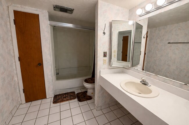 Building Photo - 940 Tennis Way