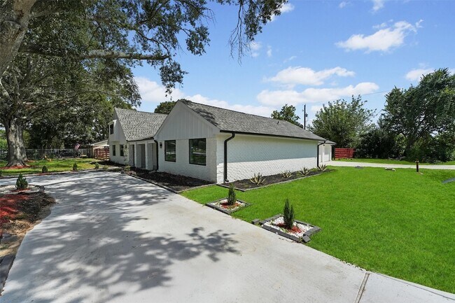 Foto del edificio - 8102 Gulick Ln