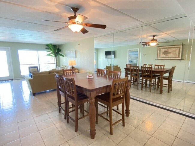 Building Photo - 404 Padre Blvd