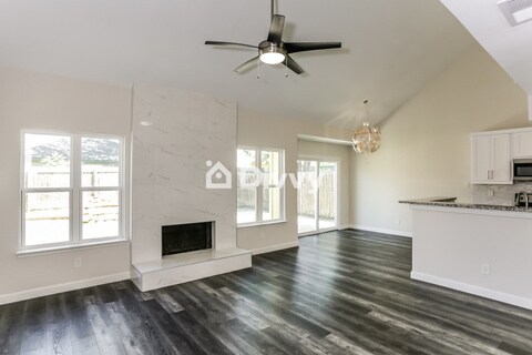 Foto del edificio - 4805 Woodstock Drive