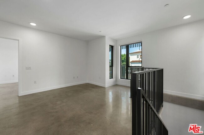 Foto del edificio - 1250 N Fairfax Ave