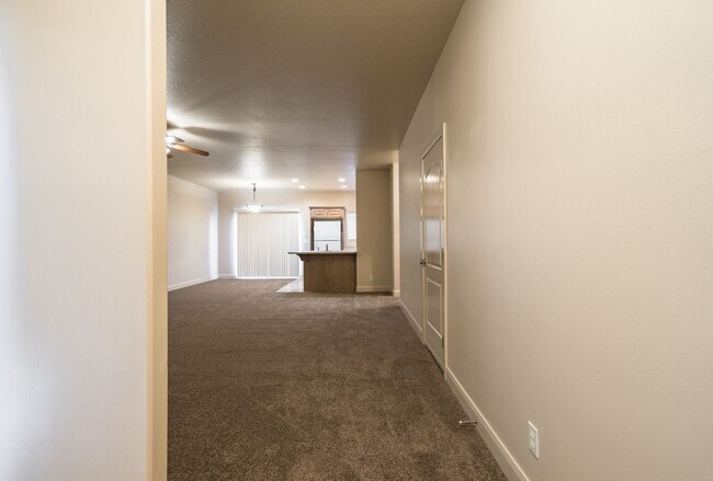 Foto del edificio - Spacious 2 Bedroom Hurricane Townhome Near...