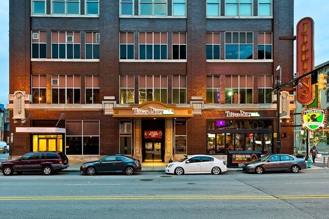 Comercio minorista a nivel de calle - Six Over Merdian Retail