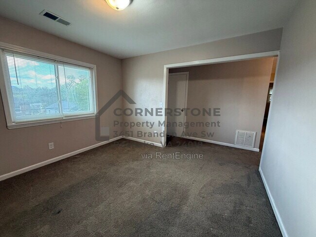 Foto del edificio - 711 Riverland Rd SE