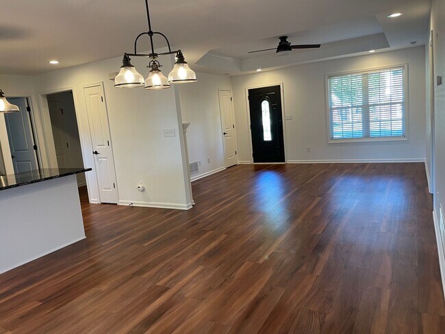 Building Photo - BEAUTIFUL 3 Bedroom 2 Bath Home in the Cit...