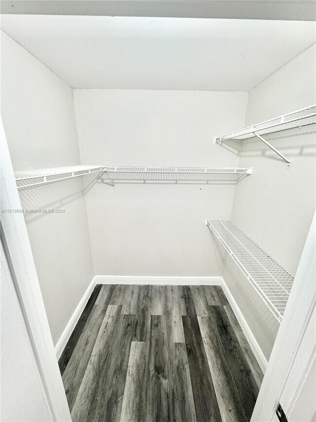 Foto del edificio - 8320 SW 1st St