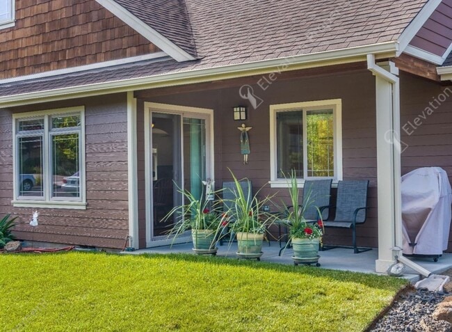 Building Photo - 3-Bedroom Home with RV Parking