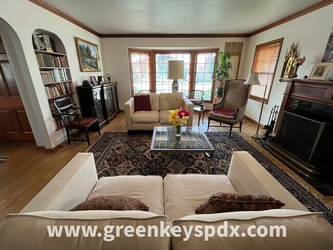Building Photo - Lovely 3-Bedroom, 2-Bathroom House with Detached Garage in North Portland