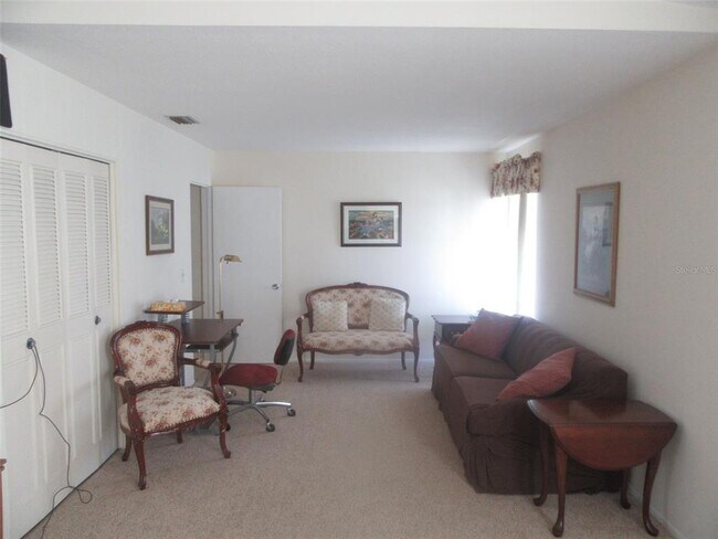 Foto del edificio - 8158 Fay Ave
