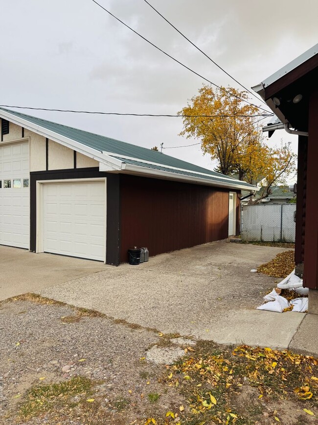 Building Photo - Cozy home 2 Bed 1 Bath