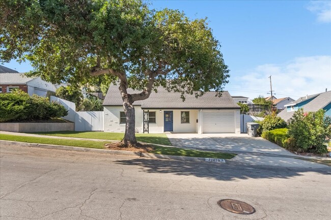 Building Photo - 22629 Ellinwood Dr