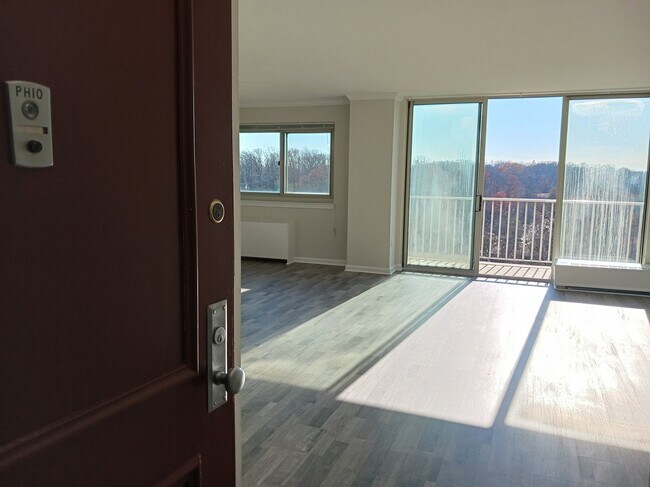 Penthouse #10 - 1225 Martha Custis Dr