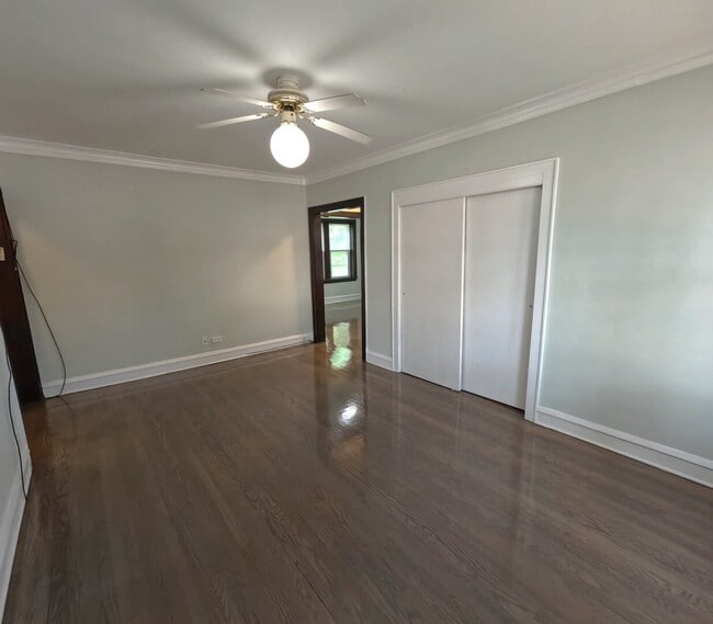 Building Photo - 5548 W Farragut Ave