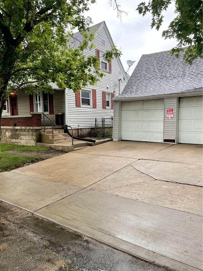 Exterior - 703 S L St