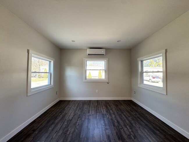 Building Photo - 142 Main St